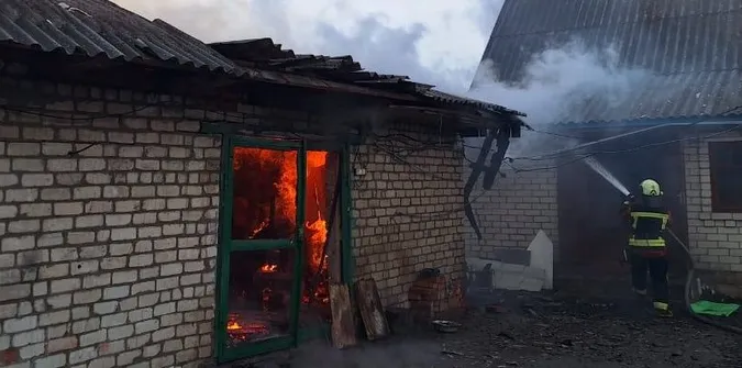 На Волині від удару блискавки загорілася будівля (фото)