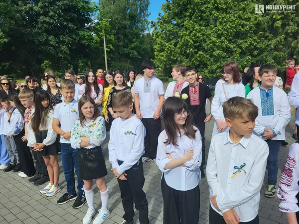 «Бо ми – люди-титани»: як у Луцькому ліцеї №10 танцювали випускний вальс (фото, відео)