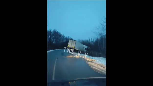 На засніженій волинській трасі у кювет злетіла фура (відео)