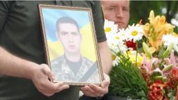 Проводжали на колінах: на Волині попрощались із полеглим воїном (відео)