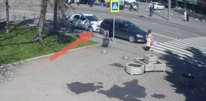 Зіштовхнулися перед пішохідним переходом: у центрі Луцька – аварія (відео)
