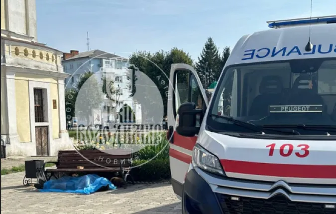 У центрі Володимира під лавкою виявили труп (фото)
