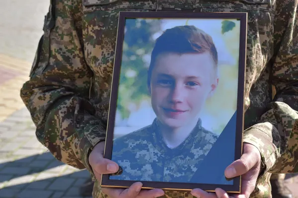 Лучани провели в останню дорогу 22-річного нацгвардійця Назарія Дуная (фото)