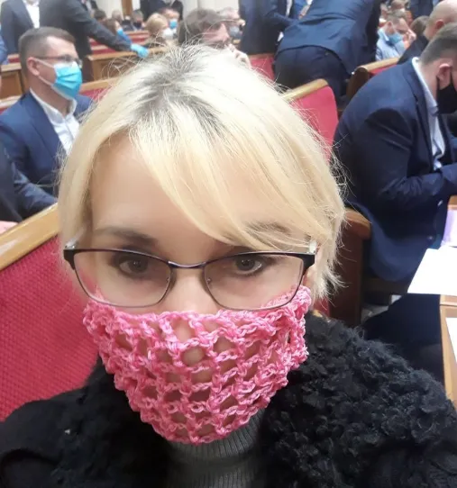 Оголена медсестра та маска-авоська: чим дивував COVID-19 в усьому світі