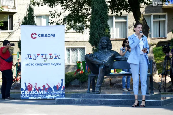 У Луцьку школярі заклали Капсулу часу для майбутніх поколінь (фото)