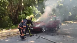 У Луцьку під час руху загорілося авто – в салоні була дитина (фото)