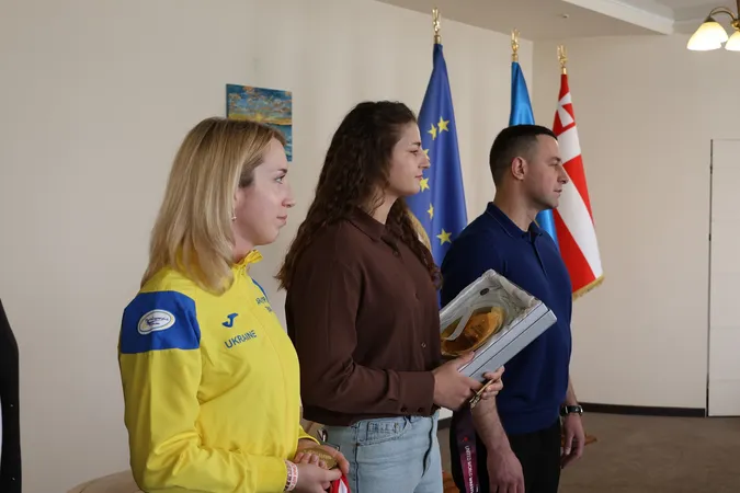 У Луцьку спортсменкам-чемпіонкам вручили грошові сертифікати (фото)