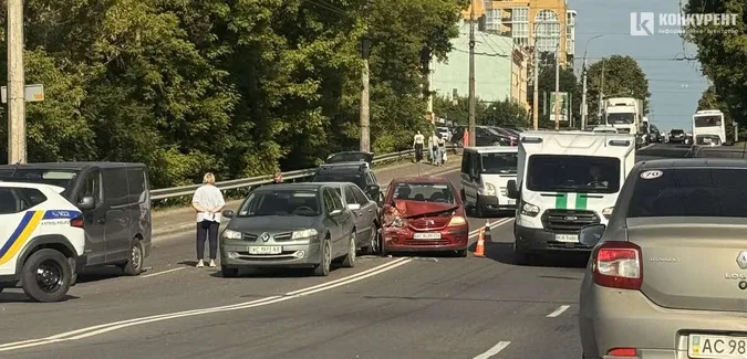 У Луцьку на Ковельській – аварія: зіткнулись чотири автівки (фото)