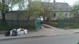 Муніципали спіймали лучан, які викидають сміття на тротуари (фото) 