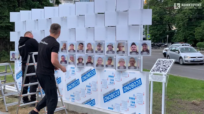 На Театральному майдані у Луцьку встановлюють стенд із фотографіями безвісти зниклих: для чого це потрібно (фото)