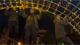 У центрі Луцька хлопці підтягувалися на святковій арці (відео)