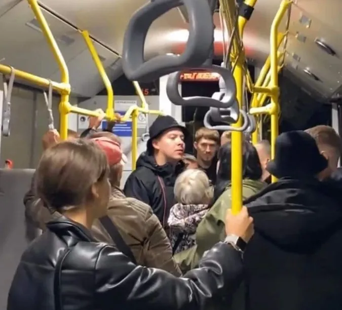 У центрі Луцька банда побила військового, волонтерку та літню жінку (відео)