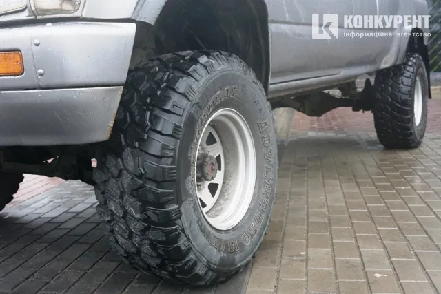 Позашляховик для ЗСУ: у Луцьку волонтери передали авто військовим (фото, відео)