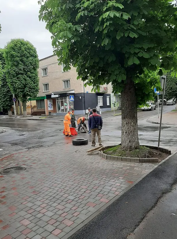 Діряву кришку люка в центрі Луцька замінять, – директор ЖКГ (фото)
