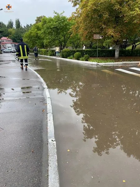 Води – до колін: у Луцьку затопило проспект Відродження (фото)