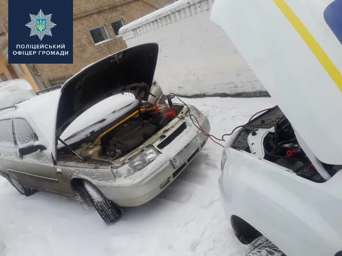 Як волинські поліцейські рятували автомобілістів (фото)