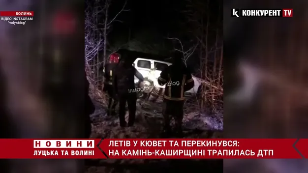 На Волині у святвечір авто злетіло у кювет (відео)
