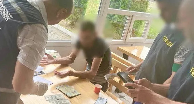 На Волині затримали лікаря, який за гроші «відмазував» від армії (фото, відео)