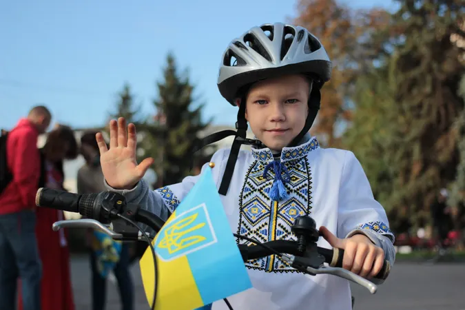 Шоломи і вишиванки: як у Луцьку минув велопробіг до Дня міста (фото, відео)