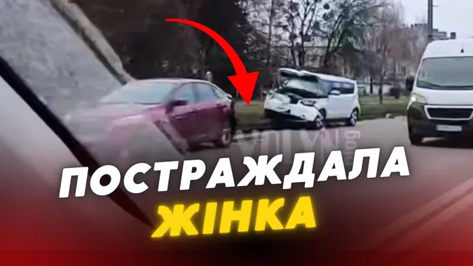 У Луцьку на Дубнівській – серйозна аварія: водій влетів у припарковане авто (відео)