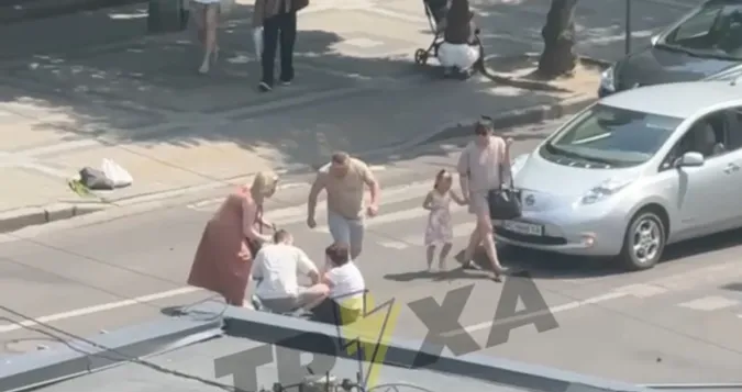 У центрі Луцька біля «Яровиці» на переході збили жінку (відео)