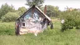 На Волині чоловік посеред поля звів хатину із непотребу 