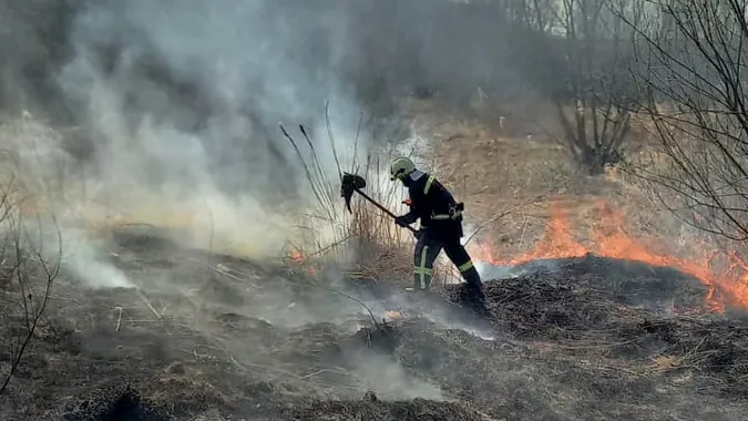 Понад 244 гектари випаленої землі: ДСНС Волині б’є на сполох через масові підпали трави (відео)