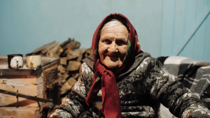 Луцькі волонтери показали, як змінилося життя бабусі Ганни після їх допомоги (відео)