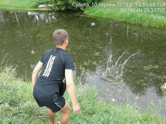 Змусили відпустити улов: лучанин незаконно рибалив у Центральному парку