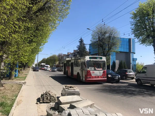 Через сигнал тролейбуса: в Луцьку велосипедист «влетів» у припарковане авто (фото)