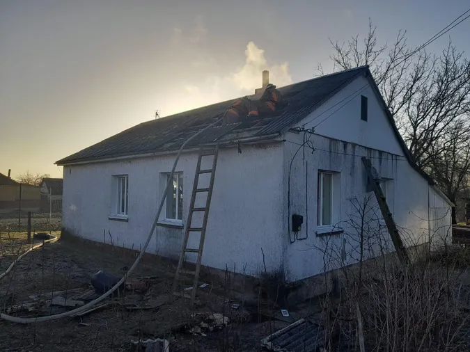 Вогонь виник в районі димаря: на Ковельщині горів житловий будинок (фото)