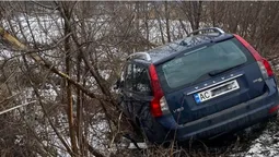 Автівка в кюветі: у Нововолинську не поділили дорогу Volvo і Hyundai (фото)