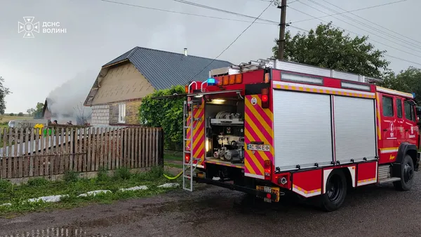 На Волині від удару блискавки загорілась хата (фото)