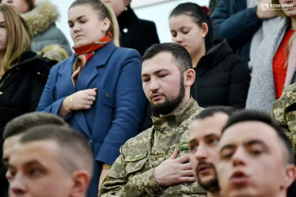 У Луцькому НТУ вручили погони молодшим лейтенантам (фото)