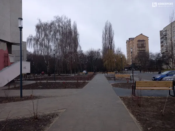 Камінь та концентрація лавок: що коїться на площі перед РАЦСом у Луцьку (фото)