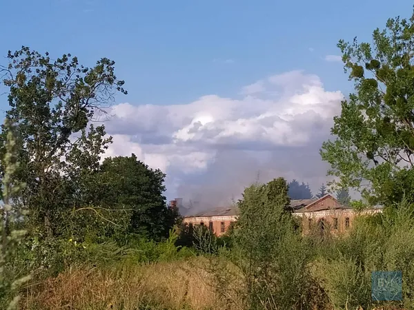 На Волині загорілася колишня казарма танкового полку (фото)