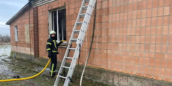 У Луцькому районі посеред дня горів житловий будинок (фото)