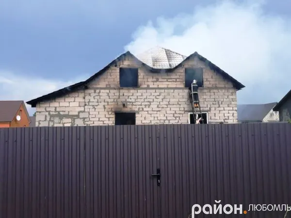 На Волині через блискавку ледь не згоріла новобудова (фото)