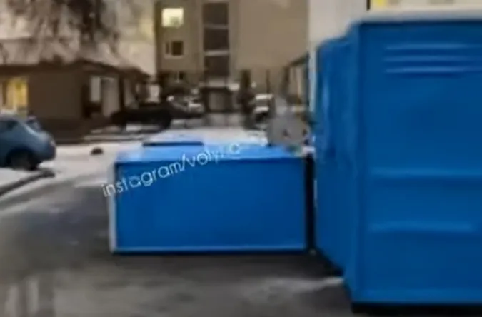 💨 У самісінькому центрі Луцька вітер перевернув біотуалети (відео)