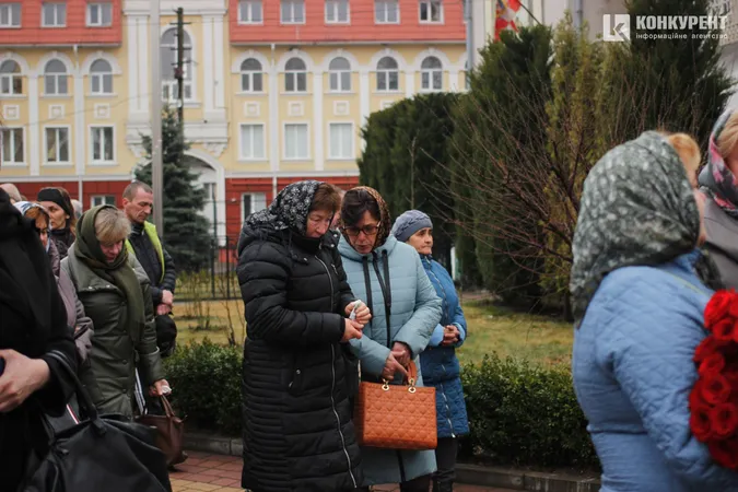 У Луцьку на колінах попрощалися зі ще одним загиблим Героєм (фото)