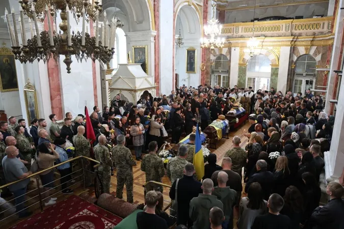 Небо плакало: у Луцьку відбулося прощання з трьома Героями Євгенієм Садовським, Олегом Чернюком та Олександром Смалюхом