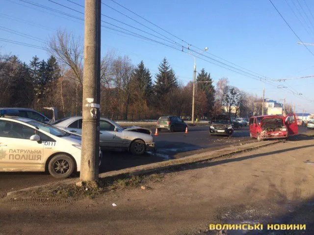 Потрійна аварія у Луцьку: потовклися два «Мерседеси» і Kia (фото, оновлено)