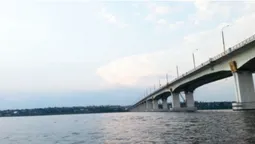 ⚡️ Офіційно: українські військові вдарили по Антонівському мосту в Херсоні (відео)