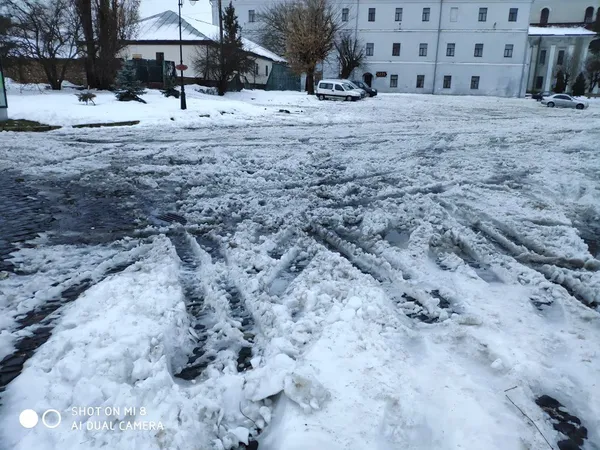 Луцького політолога обурила нерозчищена Замкова площа (фото)