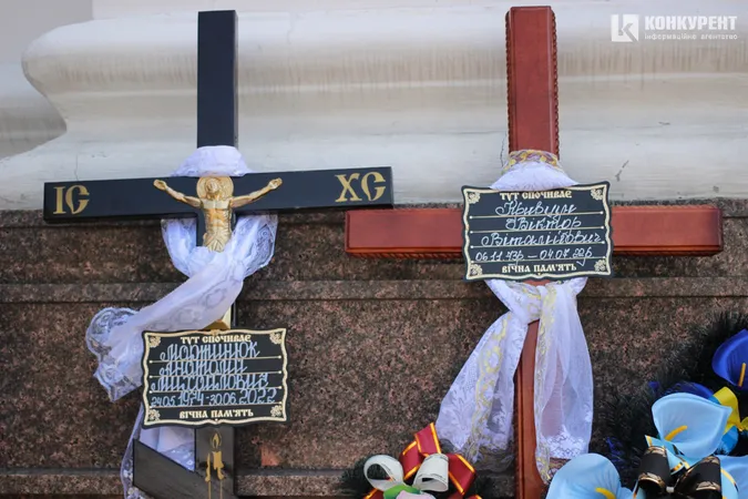 Віддали життя за нас: Луцьк на колінах попрощався з двома захисниками (фото, відео)