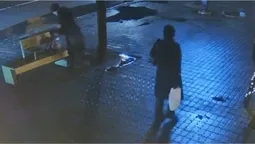 У Луцьку дві жінки вкрали на зупинці рюкзак (відео)