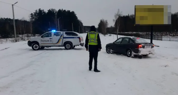 На Волині поліцейські допомогли тим, хто потрапив у скруту через негоду (фото)