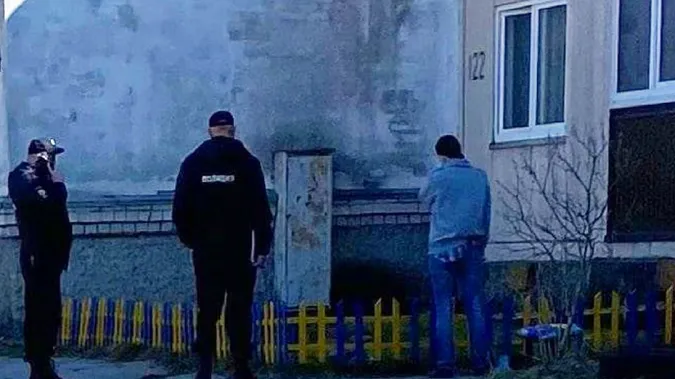 На росії жінку змусили перефарбувати синьо-жовтий паркан (фото)