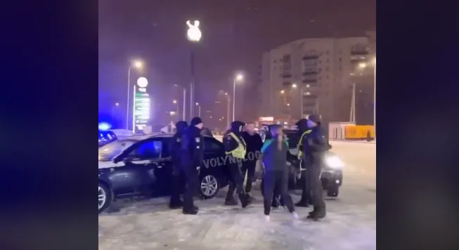У Луцьку молодики влаштували нічний дрифт на заправці (відео)