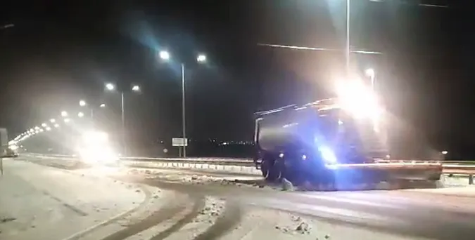Показали, як на Волині вночі чистили дороги (відео)